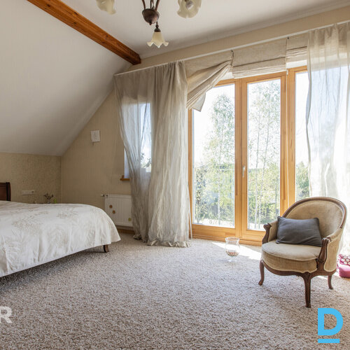 Izteiksmīga divstāvu privātmāja ar plašu, priežu un bērzu ieskautu teritoriju Ād