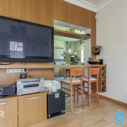 Izteiksmīga divstāvu privātmāja ar plašu, priežu un bērzu ieskautu teritoriju Ād