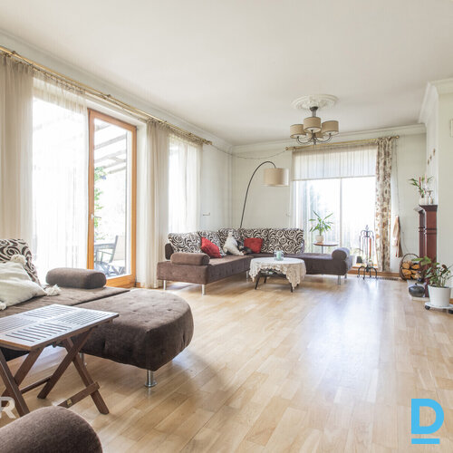 Izteiksmīga divstāvu privātmāja ar plašu, priežu un bērzu ieskautu teritoriju Ād