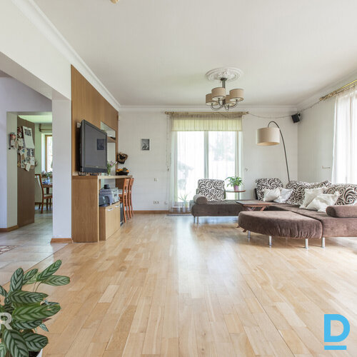 Izteiksmīga divstāvu privātmāja ar plašu, priežu un bērzu ieskautu teritoriju Ād