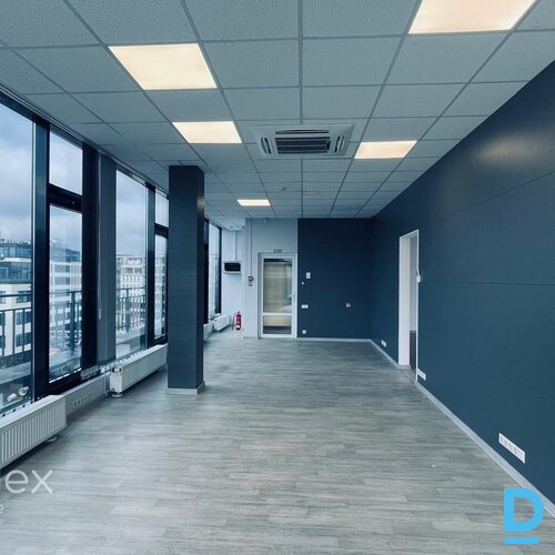 Mūsdienīgas biroja telpas jaunajā biroja ēkā.