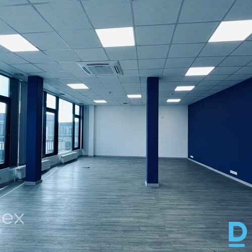 Mūsdienīgas biroja telpas jaunajā biroja ēkā.