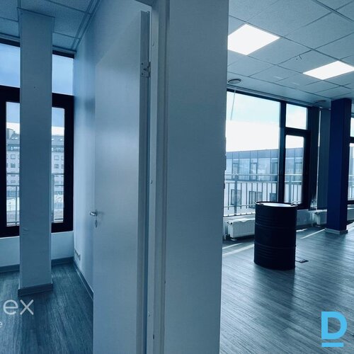 Mūsdienīgas biroja telpas jaunajā biroja ēkā.