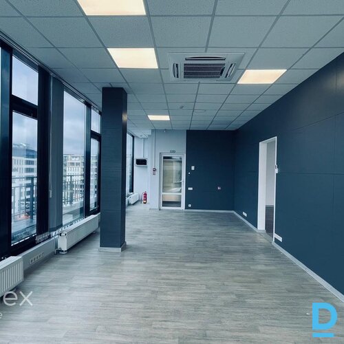 Mūsdienīgas biroja telpas jaunajā biroja ēkā.