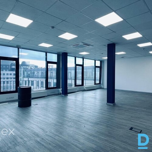 Mūsdienīgas biroja telpas jaunajā biroja ēkā.