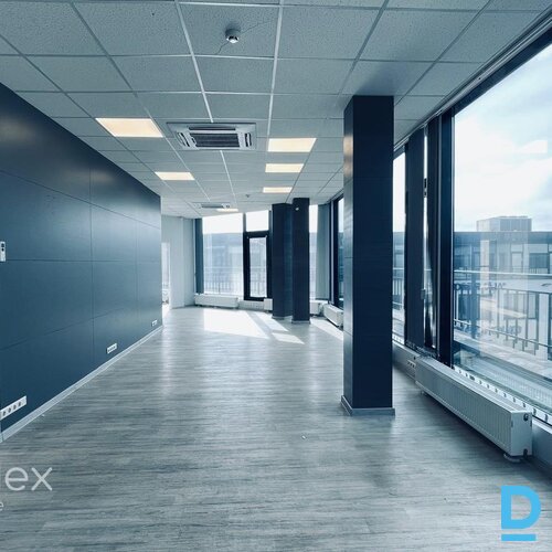 Mūsdienīgas biroja telpas jaunajā biroja ēkā.