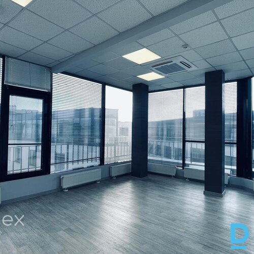 Mūsdienīgas biroja telpas jaunajā biroja ēkā.