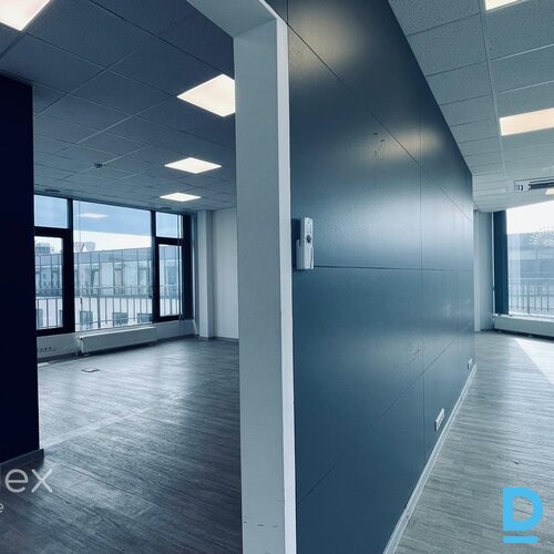 Mūsdienīgas biroja telpas jaunajā biroja ēkā.