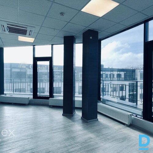 Mūsdienīgas biroja telpas jaunajā biroja ēkā.