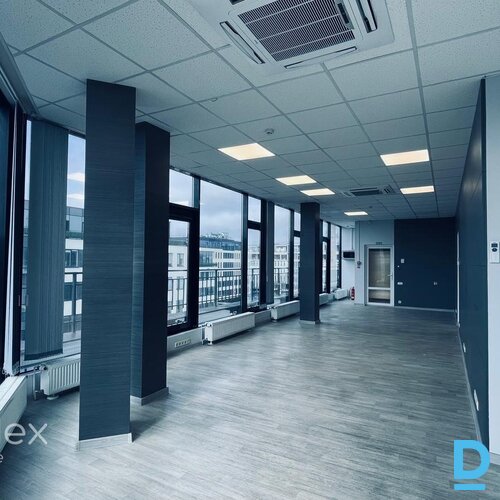 Mūsdienīgas biroja telpas jaunajā biroja ēkā.