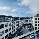 Mūsdienīgas biroja telpas jaunajā biroja ēkā.