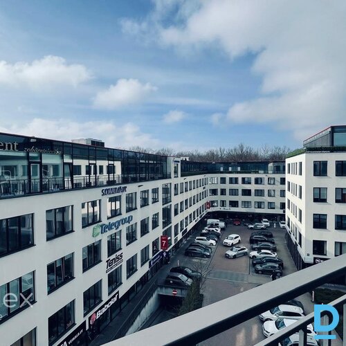 Mūsdienīgas biroja telpas jaunajā biroja ēkā.