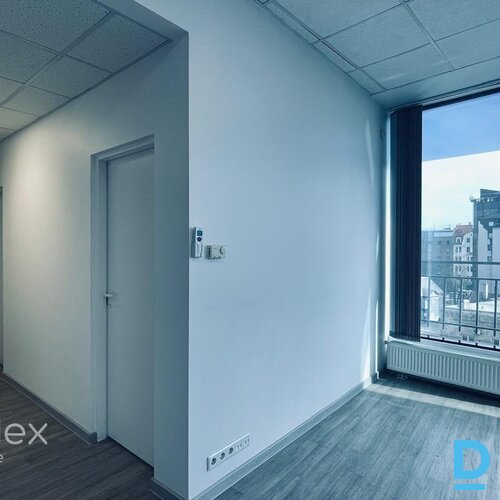 Mūsdienīgas biroja telpas jaunajā biroja ēkā.