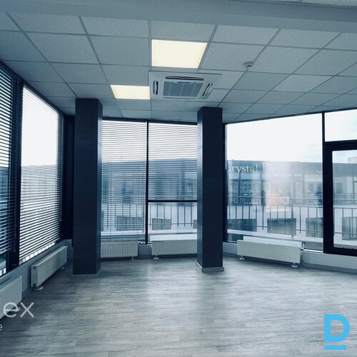 Mūsdienīgas biroja telpas jaunajā biroja ēkā.