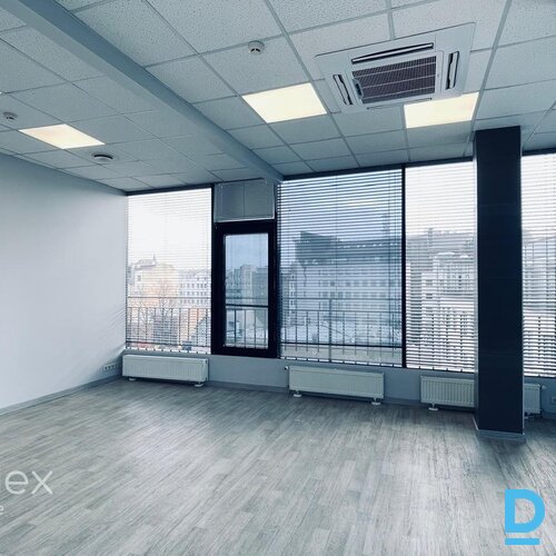 Mūsdienīgas biroja telpas jaunajā biroja ēkā.