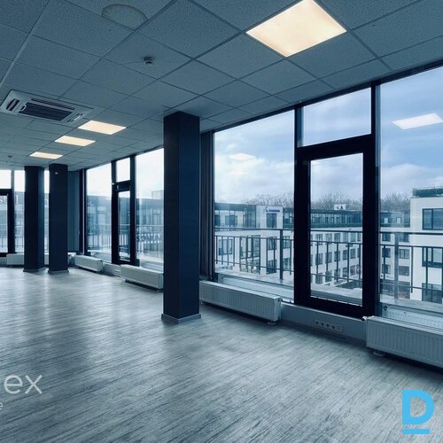 Mūsdienīgas biroja telpas jaunajā biroja ēkā.