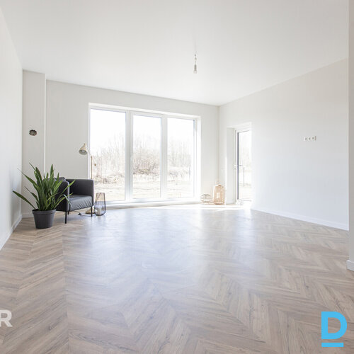 Divģimeņu mājas daļa Līčos pie Juglas upes – daba, privātums un pilsētas tuvumsP