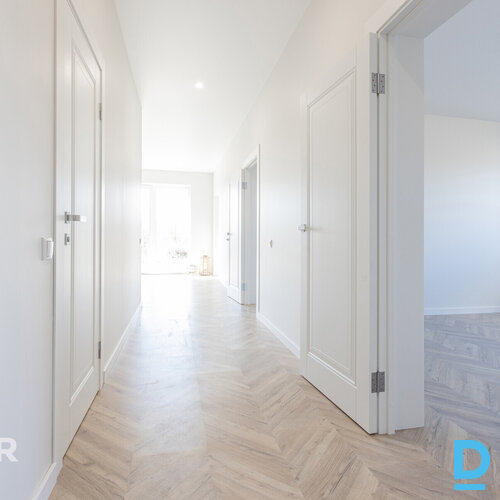 Divģimeņu mājas daļa Līčos pie Juglas upes – daba, privātums un pilsētas tuvumsP