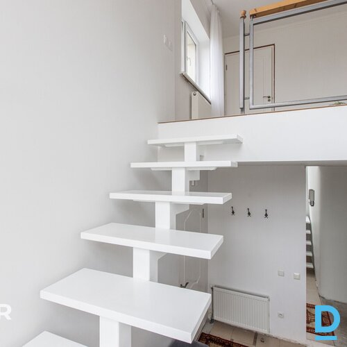 Pārdošanā pamatīga divstāvu privātmāja ar iekoptu teritoriju netālu no Jelgavas 