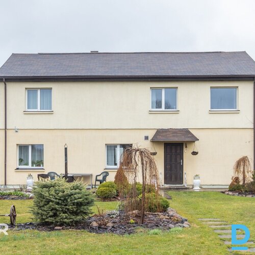 Pārdošanā pamatīga divstāvu privātmāja ar iekoptu teritoriju netālu no Jelgavas 