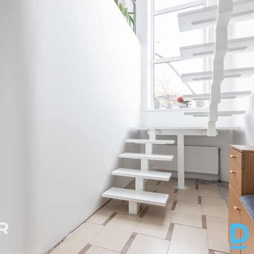 Pārdošanā pamatīga divstāvu privātmāja ar iekoptu teritoriju netālu no Jelgavas 