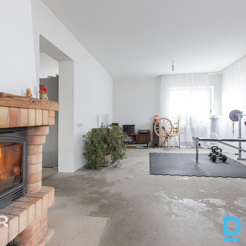 Pārdošanā pamatīga divstāvu privātmāja ar iekoptu teritoriju netālu no Jelgavas 