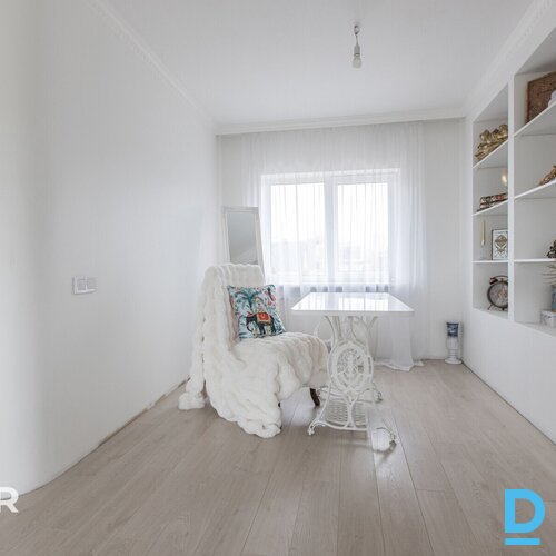 Pārdošanā pamatīga divstāvu privātmāja ar iekoptu teritoriju netālu no Jelgavas 