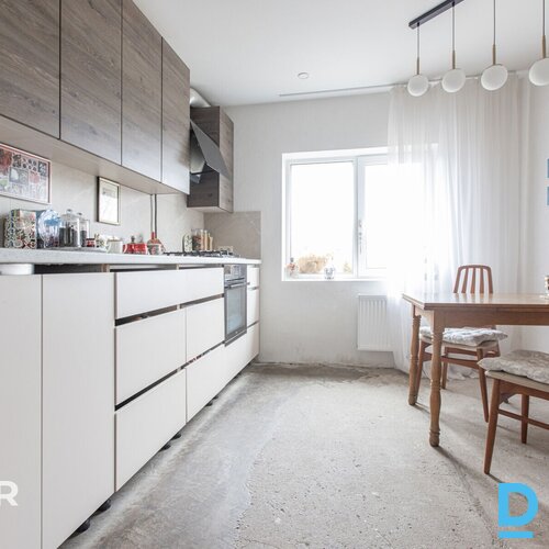 Pārdošanā pamatīga divstāvu privātmāja ar iekoptu teritoriju netālu no Jelgavas 