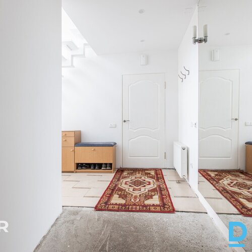 Pārdošanā pamatīga divstāvu privātmāja ar iekoptu teritoriju netālu no Jelgavas 