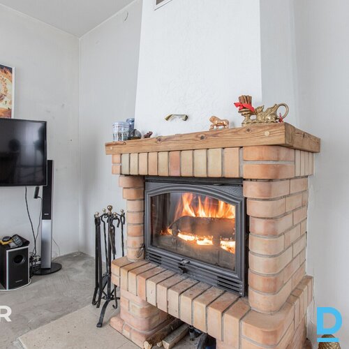 Pārdošanā pamatīga divstāvu privātmāja ar iekoptu teritoriju netālu no Jelgavas 