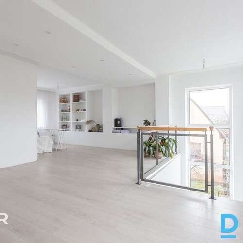 Pārdošanā pamatīga divstāvu privātmāja ar iekoptu teritoriju netālu no Jelgavas 