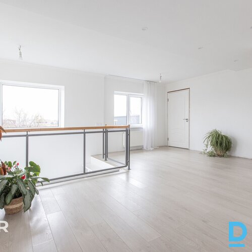 Pārdošanā pamatīga divstāvu privātmāja ar iekoptu teritoriju netālu no Jelgavas 