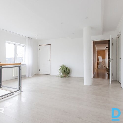 Pārdošanā pamatīga divstāvu privātmāja ar iekoptu teritoriju netālu no Jelgavas 