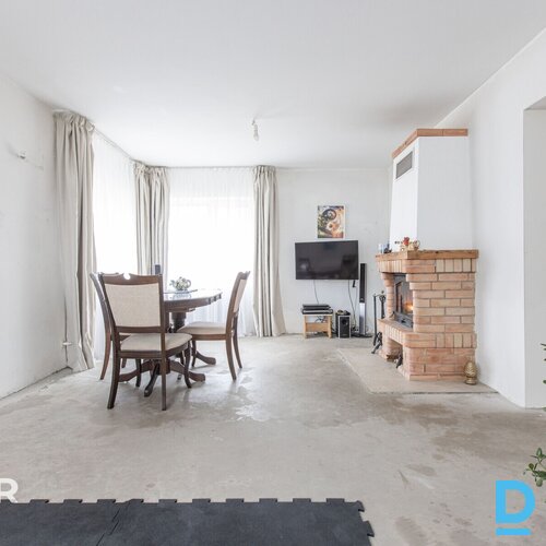 Pārdošanā pamatīga divstāvu privātmāja ar iekoptu teritoriju netālu no Jelgavas 