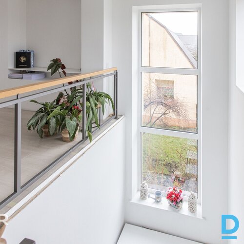 Pārdošanā pamatīga divstāvu privātmāja ar iekoptu teritoriju netālu no Jelgavas 