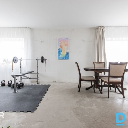 Pārdošanā pamatīga divstāvu privātmāja ar iekoptu teritoriju netālu no Jelgavas 