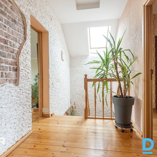 Pārdošanā mājīga divstāvu ģimenes māja ar labiekārtotu teritoriju klusā privātmā