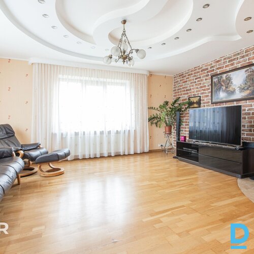 Pārdošanā mājīga divstāvu ģimenes māja ar labiekārtotu teritoriju klusā privātmā