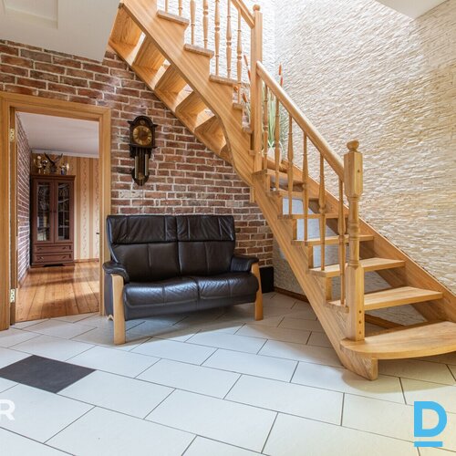 Pārdošanā mājīga divstāvu ģimenes māja ar labiekārtotu teritoriju klusā privātmā