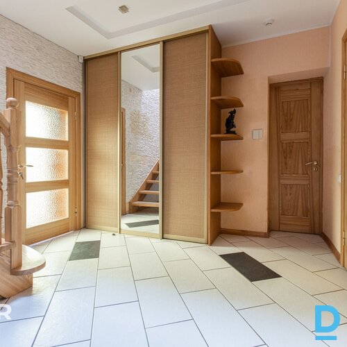 Pārdošanā mājīga divstāvu ģimenes māja ar labiekārtotu teritoriju klusā privātmā