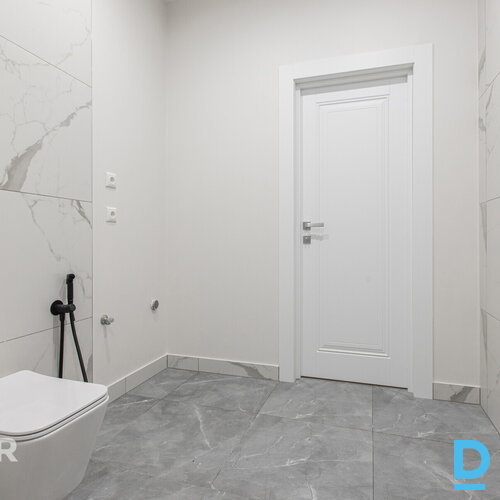 Divģimeņu mājas daļa Līčos pie Juglas upes – daba, privātums un pilsētas tuvumsP