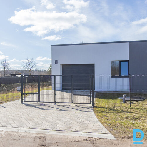 Divģimeņu mājas daļa Līčos pie Juglas upes – daba, privātums un pilsētas tuvumsP