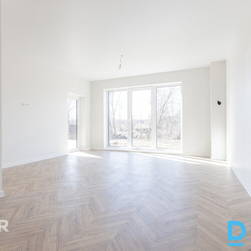 Divģimeņu mājas daļa Līčos pie Juglas upes – daba, privātums un pilsētas tuvumsP