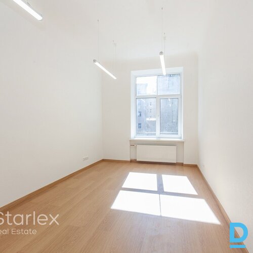 Gaišs, kvalitatīvs birojs Rīgas centrā