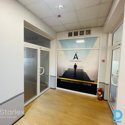 Birojs pēc kosmētiskā remonta renovētā koka ēkā Rīgas centrā