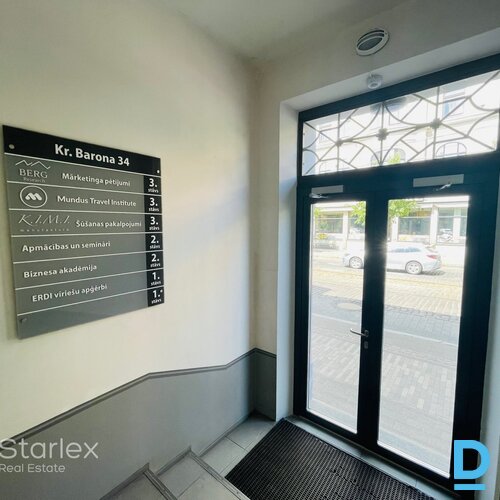 Birojs pēc kosmētiskā remonta renovētā koka ēkā Rīgas centrā