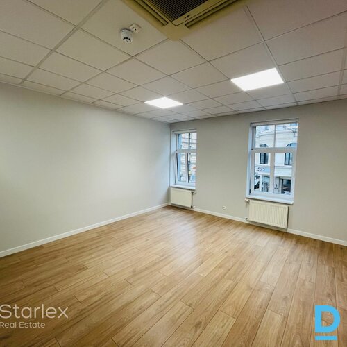 Birojs pēc kosmētiskā remonta renovētā koka ēkā Rīgas centrā