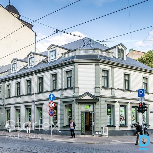 Birojs pēc kosmētiskā remonta renovētā koka ēkā Rīgas centrā