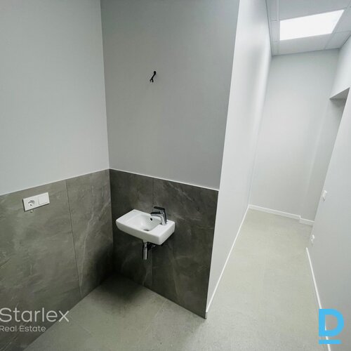 Birojs pēc kosmētiskā remonta renovētā koka ēkā Rīgas centrā