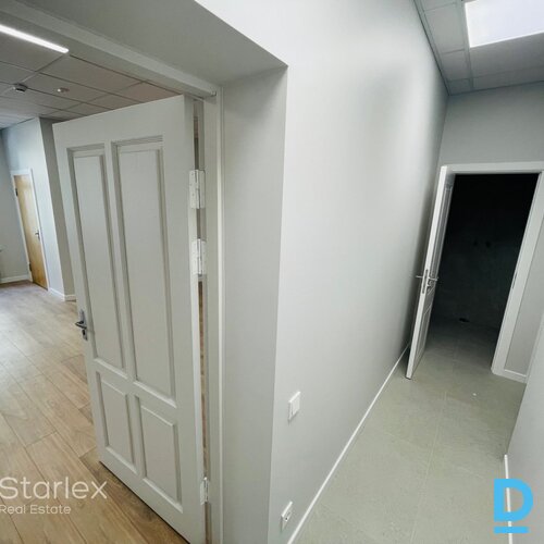 Birojs pēc kosmētiskā remonta renovētā koka ēkā Rīgas centrā